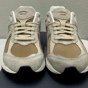 Size 7 US Women’s, 5.5 US Men’s / EUR 38 NEW BALANCE 2002R - U2002RB , Beige.